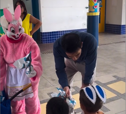 Prefeito Pacífico Júnior participa de entrega de ovos de Páscoa para alunos em Santos Dumont